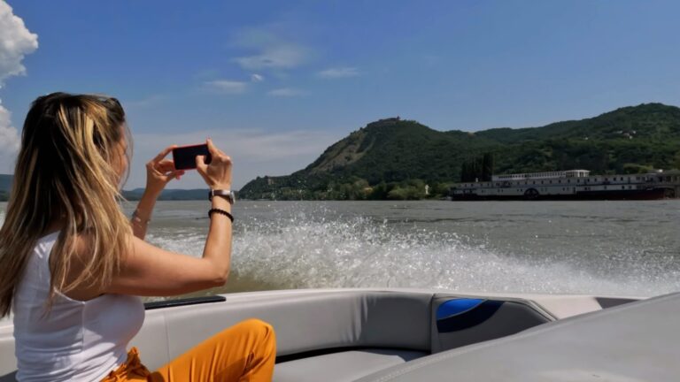 Fotózás a hajón a Dunakanyar panorámájával
